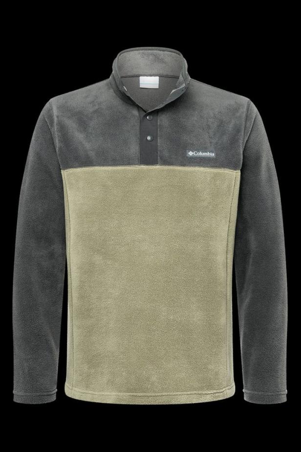 Ein grauer und beiger Fleece-Pullover der Marke Columbia mit Knöpfen am Kragen.