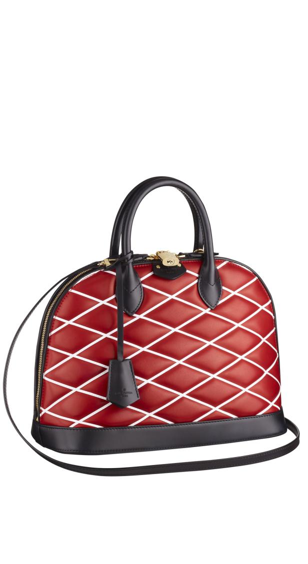 Eine rote Louis Vuitton Alma Handtasche mit weißem Rautenmuster und schwarzen Details.