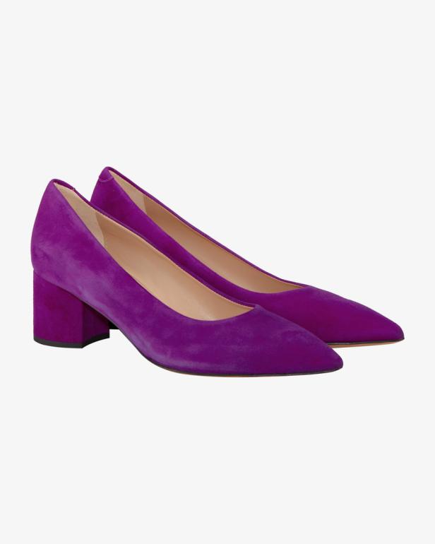 Ein Paar violette Wildlederpumps mit Blockabsatz stehen auf einem weißen Hintergrund.
