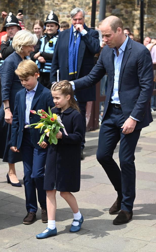 Prinz William mit seinen Kindern George und Charlotte bei einem öffentlichen Auftritt.