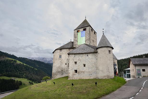 Schloss Ehrenburg mit einer Flagge, die die Farben der LGBTQ-Gemeinschaft zeigt.