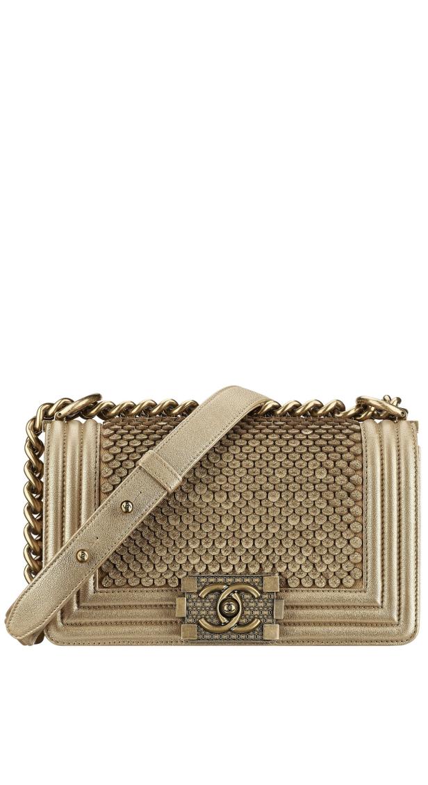 Eine goldene Chanel Boy Bag mit Kettenriemen und gestepptem Muster.