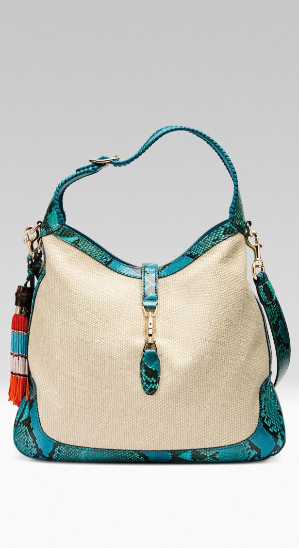 Eine Gucci Jackie Handtasche mit blauem Schlangenmuster und Baststruktur.