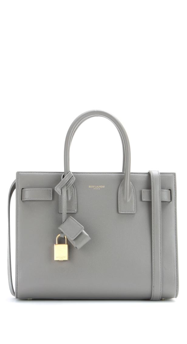 Eine graue Handtasche von Saint Laurent mit goldenem Schloss.