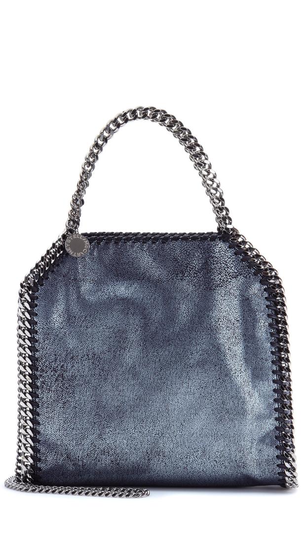 Eine blaue Stella McCartney Falabella Handtasche mit silbernen Ketten.