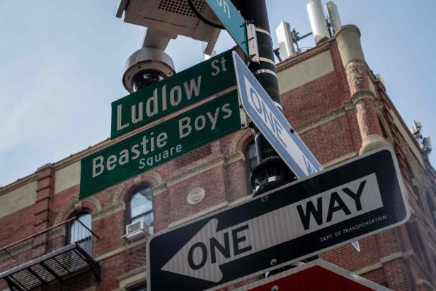 An der Kreuzung der Ludlow Street mit der Rivington Street im Szene-Viertel Lower East Side in Manhattan prangt ein grünes Straßenschild mit der Aufschrift: "Beastie Boys Square".