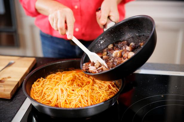 Gartenfrisch aus dem Kochsalon: Spaghetti mit Paradeiser-Ingwer-Sauce und karamellisierten Balsamicozwiebeln