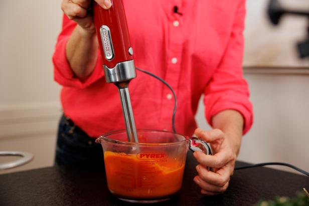 Gartenfrisch aus dem Kochsalon: Spaghetti mit Paradeiser-Ingwer-Sauce und karamellisierten Balsamicozwiebeln