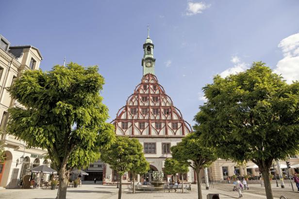 Das historische Rathaus von Zwickau mit seinem markanten Staffelgiebel und dem Rathausturm.
