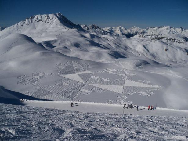 Schneestapfen als Kunstprojekt