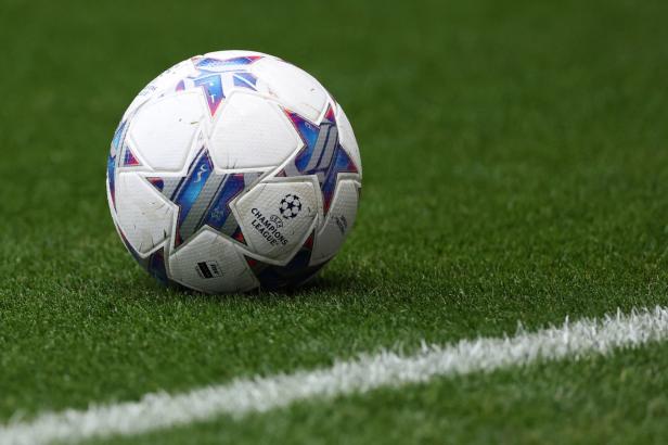 Ein Fußball der Champions League liegt auf dem grünen Rasen.