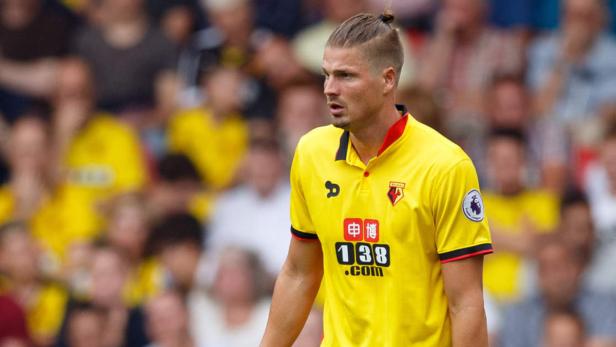 Ein Fußballspieler des FC Watford in gelbem Trikot auf dem Spielfeld.