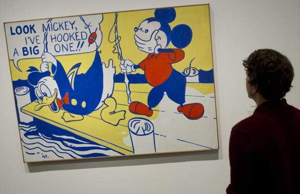 Ein Mann betrachtet ein Gemälde von Roy Lichtenstein mit Micky Maus und Donald Duck beim Angeln.