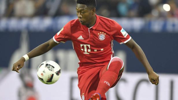 David Alaba im roten Trikot des FC Bayern München beim Fußballspielen.