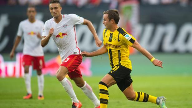 Zwei Fußballspieler im Zweikampf auf dem Spielfeld.