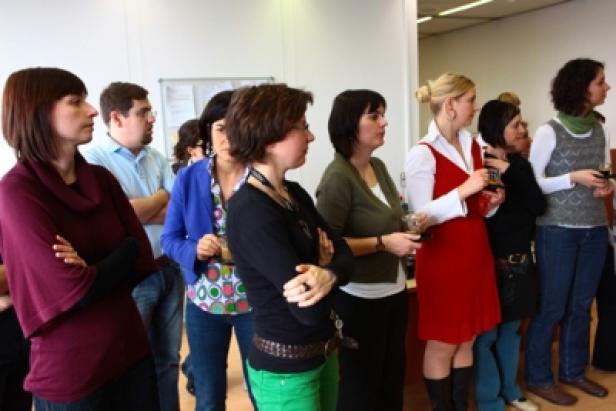 Eine Gruppe von Frauen und Männern steht in einem Raum.