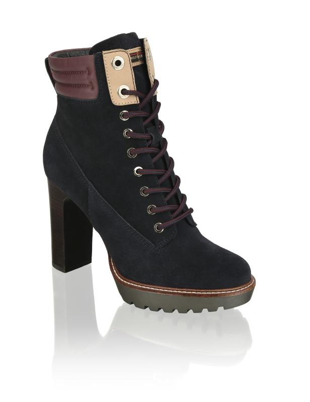 Ein dunkelblauer Wildleder-Schnürstiefel mit hohem Absatz von Tommy Hilfiger.