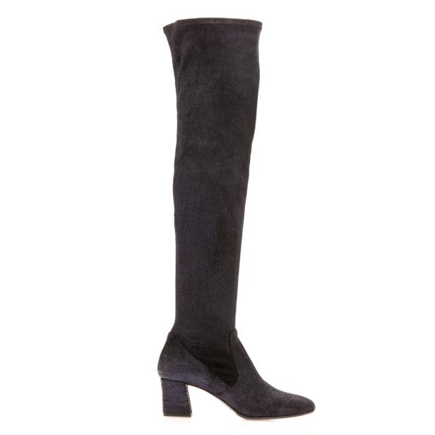 Ein einzelner, hoher, dunkelblauer Stiefel mit Absatz steht auf einem weißen Hintergrund.