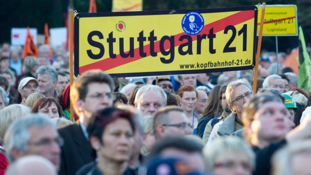 Eine Menschenmenge demonstriert gegen das Projekt Stuttgart 21.