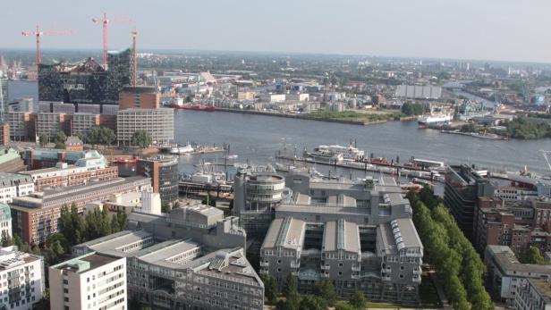 Ein weiter Blick über den Hamburger Hafen mit der Elbphilharmonie.
