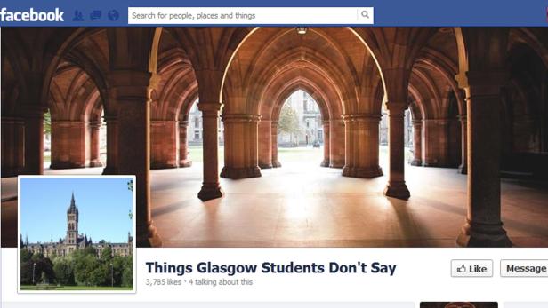 Der Kreuzgang der Universität Glasgow mit Blick auf das Hauptgebäude im Hintergrund.