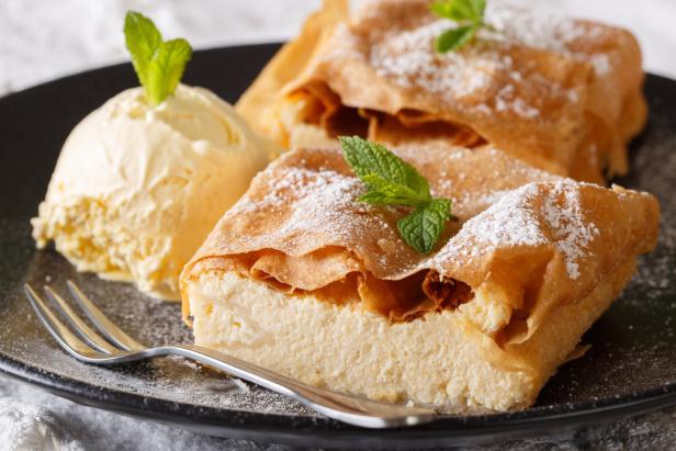 Topfenstrudel mit Vanilleeis.