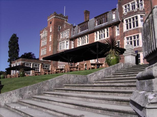 Eine große Treppe führt zu einem Hotel mit Außenterrasse.
