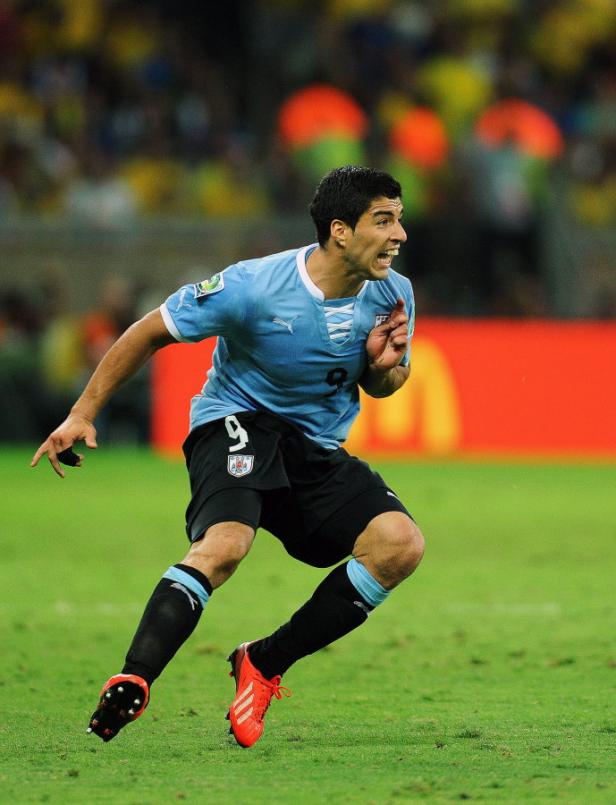 Luis Suárez rennt während eines Fußballspiels.