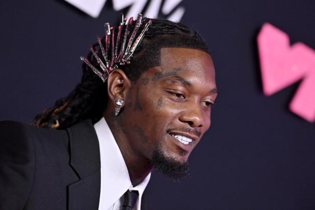 Rapper Offset auf dem pinkfarbenen Teppich bei den VMAs, Nahaufnahme, silberne Haarspangen im Haar.