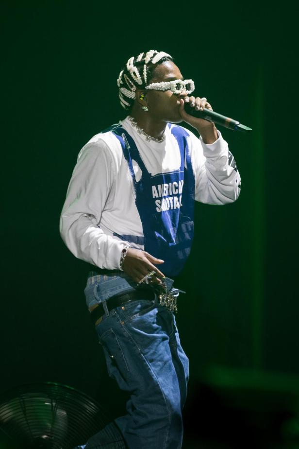 Rapper A$AP Rocky bei Rolling Hard Miami auf der Bühne, perlenbesetzte Haarspangen und dazu passende Brille.