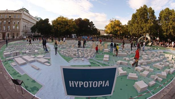 Menschen besuchen die Installation „Hypotopia“ im öffentlichen Raum.