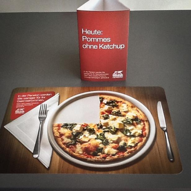 Eine Pizza, von der ein Viertel fehlt, und eine Pommes-Frites-Verpackung werben für Altersvorsorge.