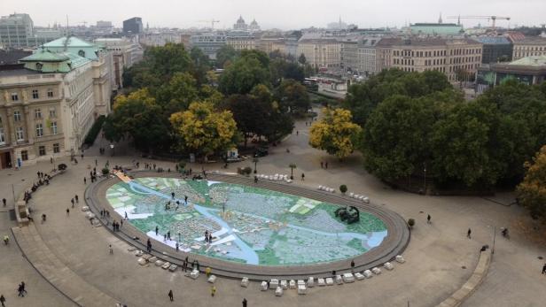 Blick auf den Heldenplatz in Wien mit einer großen Installation, die eine Stadtkarte darstellt.