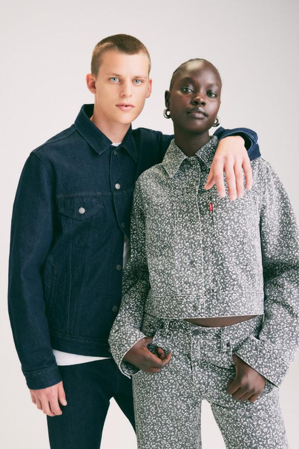 Zwei Models präsentieren Jeansjacken von Levi's, eine davon mit Blumenmuster.