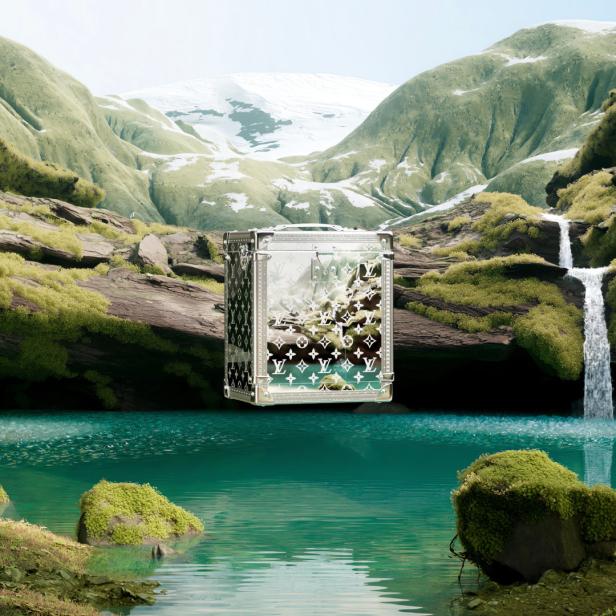 Ein Louis Vuitton Koffer schwebt über einem Bergsee vor einer malerischen Berglandschaft.
