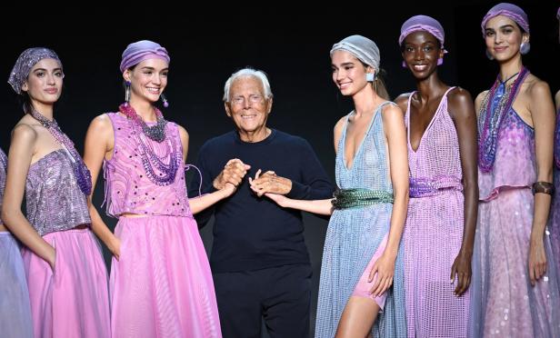 Giorgio Armani mit mehreren Models in pastellfarbenen Kleidern auf dem Laufsteg.