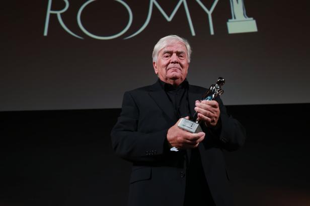 Joachim Kemmer hält eine Romy-Trophäe in seinen Händen.