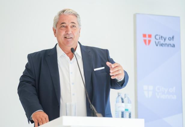 Ernst Nevrivy an einem Rednerpult.