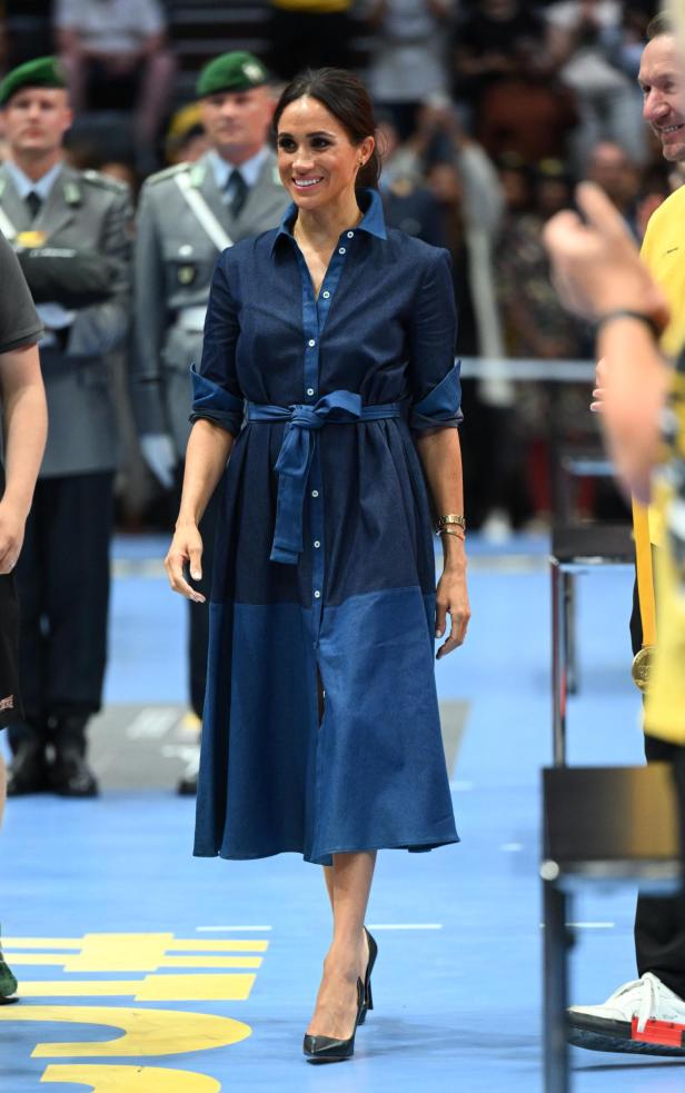 Meghan Markle in einem Kleid von Carolina Herrera.