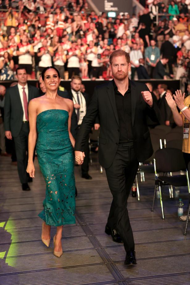 Meghan Markle und Prinz Harry betreten gemeinsam eine Veranstaltung.
