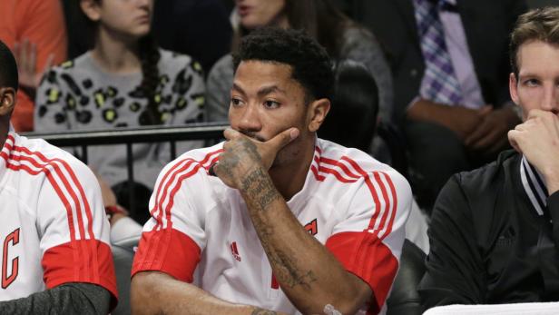 Derrick Rose, ein Basketballspieler, sitzt nachdenklich auf der Bank.