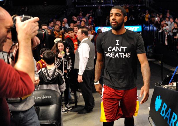 Kyrie Irving trägt ein T-Shirt mit der Aufschrift „I CAN'T BREATHE“.