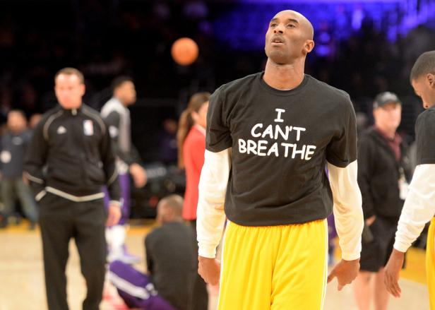 Kobe Bryant trägt ein T-Shirt mit der Aufschrift „I CAN'T BREATHE“ während eines Basketballspiels.