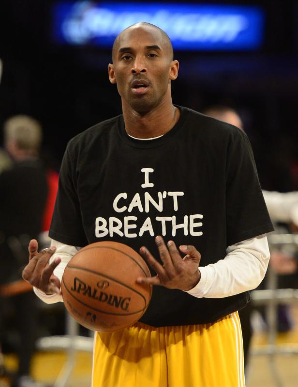 Kobe Bryant mit einem „I Can't Breathe“-Shirt und einem Spalding-Basketball.