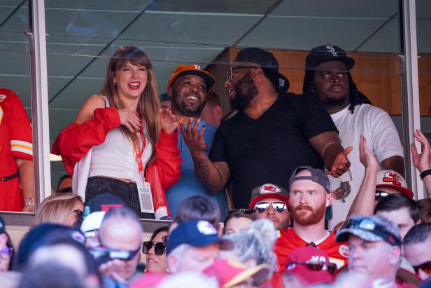 Liebesgerüchte: Taylor Swift feuerte NFL-Star Travis Kelce an