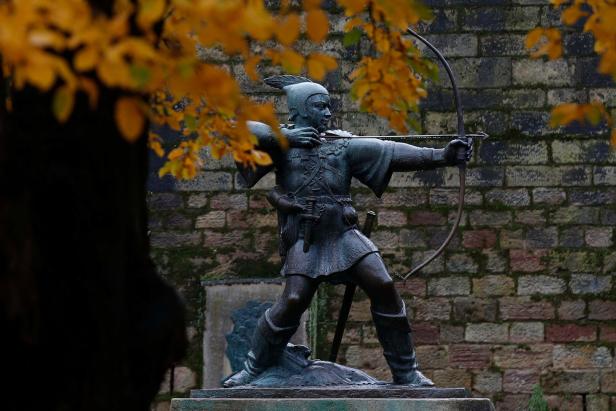 Eine Statue von Robin Hood zielt mit Pfeil und Bogen.