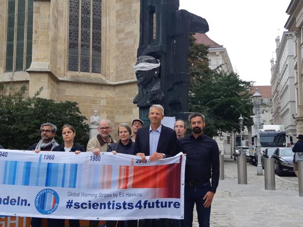 Klimaprotest: Augenbinde und Ohrstöpsel für Figl-Denkmal