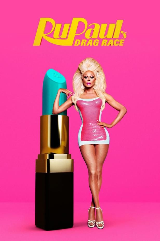 RuPaul posiert neben einem überdimensionalen Lippenstift für „RuPaul's Drag Race“.