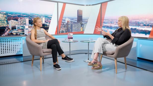 Die Philosophin Lisz Hirn und Marlene Auer sitzen in einem Fernsehstudio.