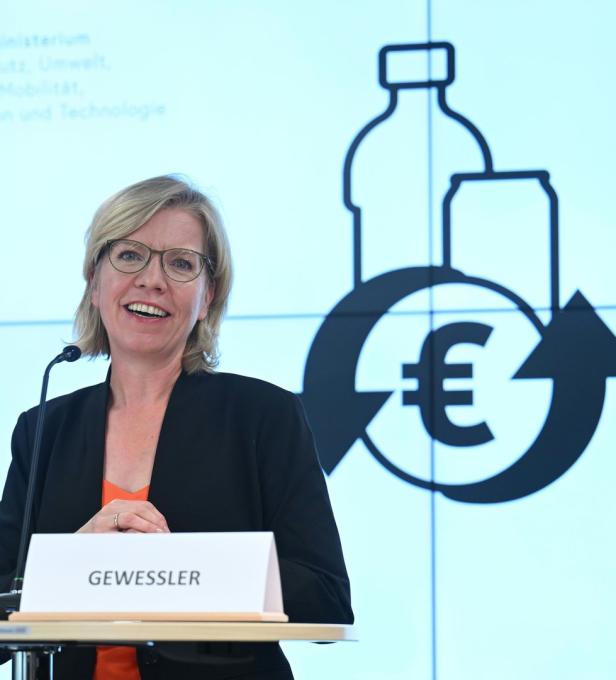Klimaschutzministerin Leonore Gewessler vor dem neuen Pfand-Logo